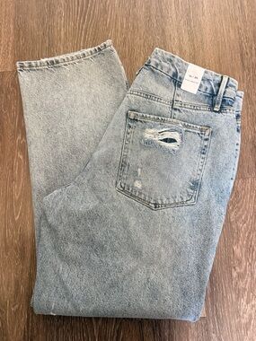Good American Light Wash Distressed Ankle Jeans
